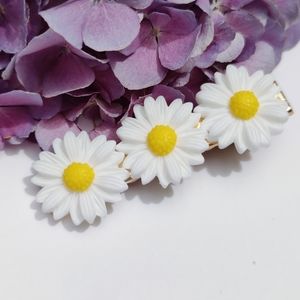 White daisy hair clip.